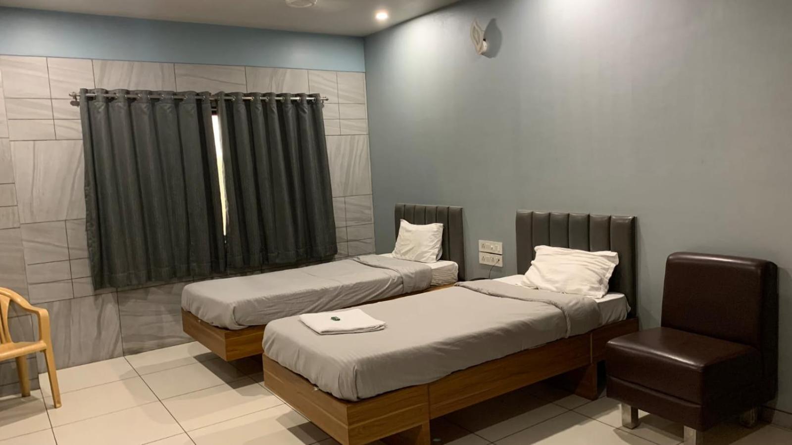 Hotel Sahyog Padra  외부 사진