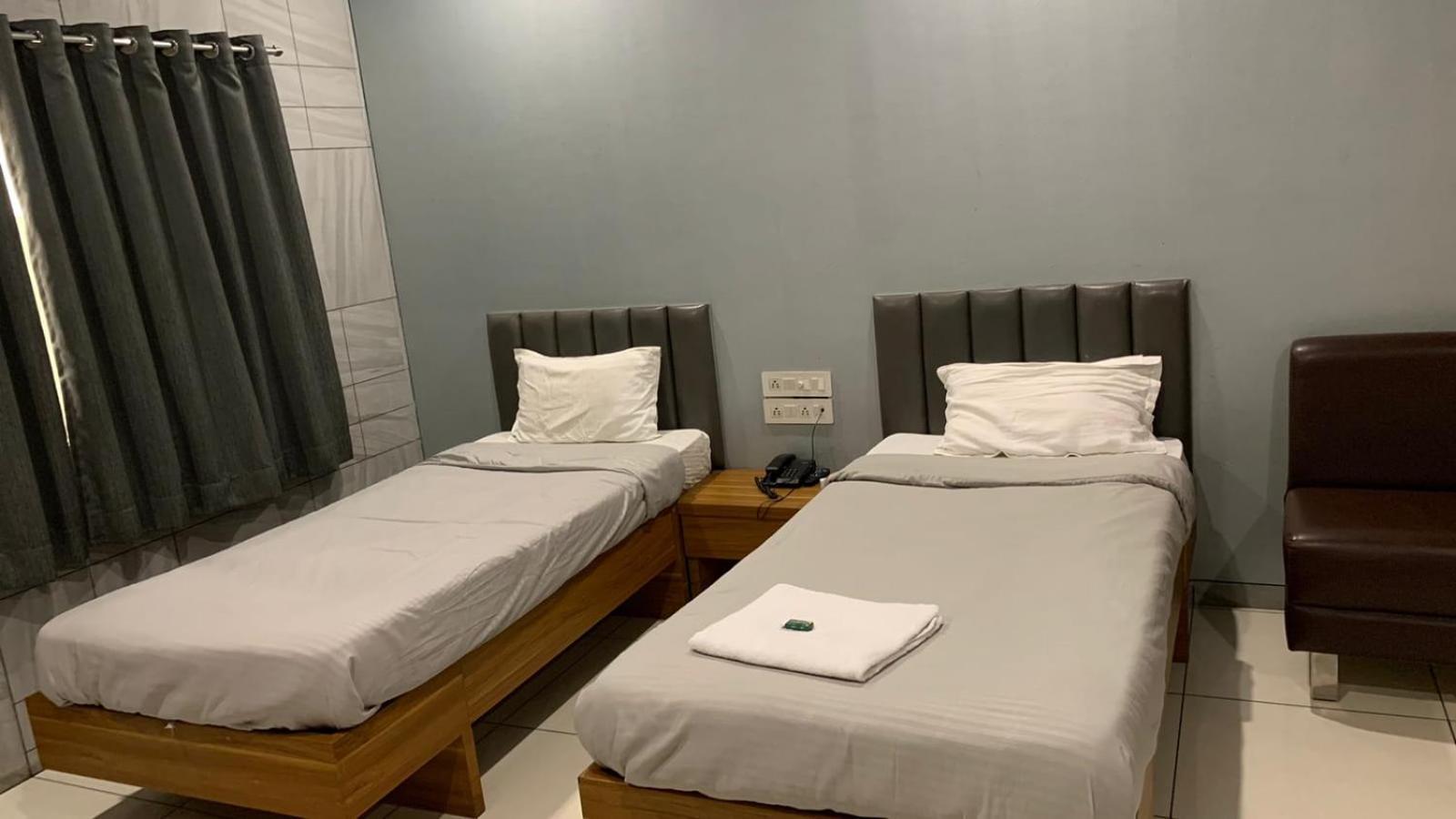 Hotel Sahyog Padra  외부 사진