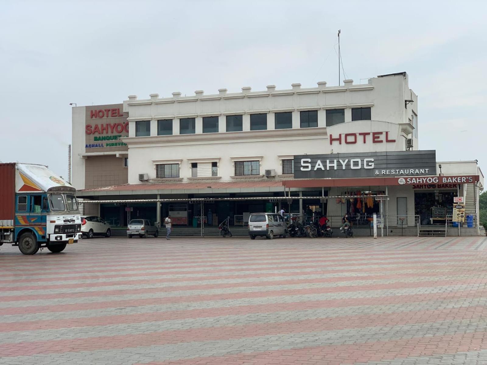 Hotel Sahyog Padra  외부 사진
